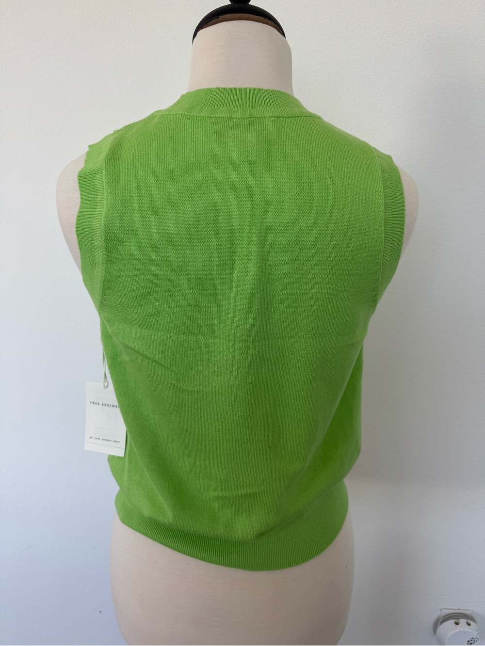 NWT Free Assembly Sleeveless Lime Green Banana Classic Shell Knit Sweater - Picture 9 of 11